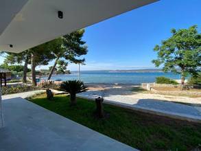 Erdgeschosswohnung in erster Reihe zum Meer mit Terrasse und Garten