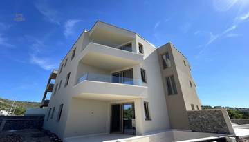 Thumbnail von Neubauwohnung mit Meerblick, drei Schlafzimmern und überdachter Terrasse nahe Strand