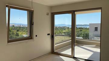 Thumbnail von Neubauwohnung mit Meerblick, drei Schlafzimmern und überdachter Terrasse nahe Strand