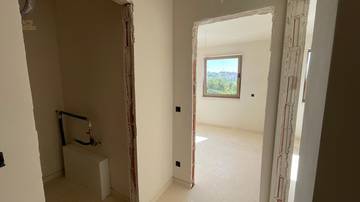 Thumbnail von Neubauwohnung mit Meerblick, drei Schlafzimmern und überdachter Terrasse nahe Strand