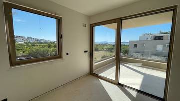 Thumbnail von Neubauwohnung mit Meerblick, drei Schlafzimmern und überdachter Terrasse nahe Strand