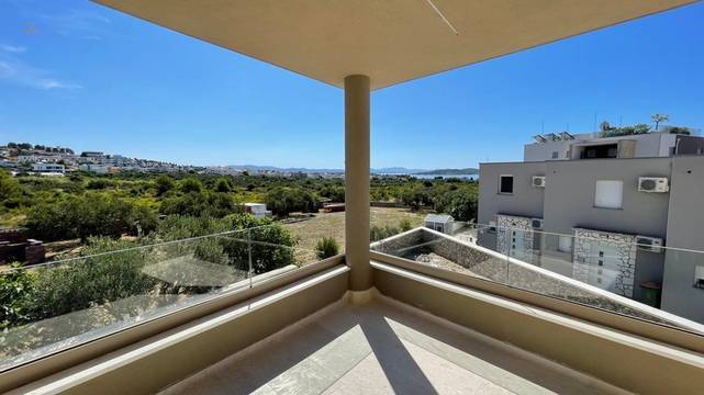 Neubauwohnung mit Meerblick, drei Schlafzimmern und überdachter Terrasse nahe Strand