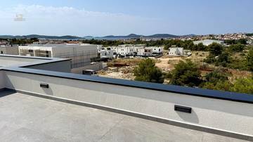 Moderne Maisonettewohnung mit Dachterrasse und Panoramablick auf das Meer