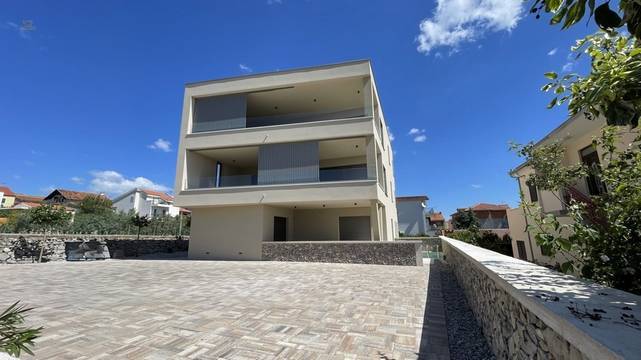Neubau-Penthouse mit Panoramablick auf Meer und Stadt, Aufzug und zwei Stellplätzen