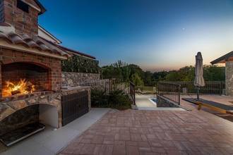 Thumbnail von Hochwertiges Steinhaus mit Swimmingpool und Meerblick