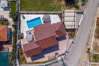 Thumbnail von Hochwertiges Steinhaus mit Swimmingpool und Meerblick