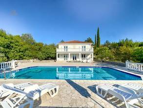 Großzügige Villa mit Swimmingpool, privatem Tennisplatz und Meerblick