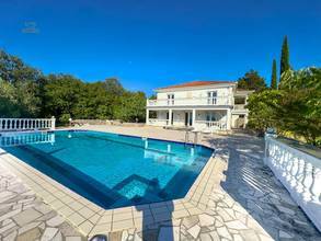 Thumbnail von Großzügige Villa mit Swimmingpool, privatem Tennisplatz und Meerblick