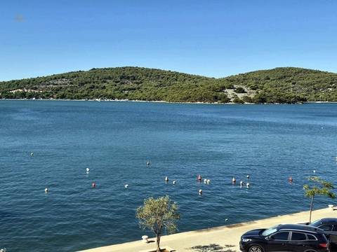Wohnung unterm Dach mit Loggia, zwölf Meter vom Meer in Tisno