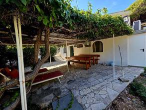 Thumbnail von Mediterranes Haus mit zwei Wohneinheiten und großem Garten, nur 35 Meter vom Strand