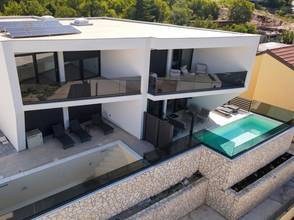 Thumbnail von Moderne Doppelhaushälfte mit Pool und Meerblick