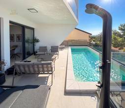 Thumbnail von Moderne Doppelhaushälfte mit Pool und Meerblick