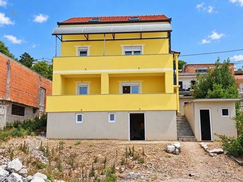 Haus mit zwei Wohnungen und schönem Meerblick
