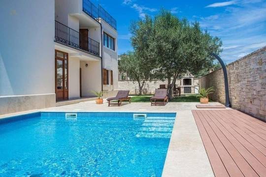 Luxuriöses Haus mit beheiztem Pool, vier Wohneinheiten und Meerblick