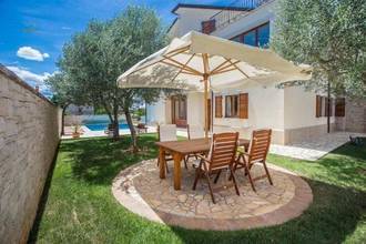 Thumbnail von Luxuriöses Haus mit beheiztem Pool, vier Wohneinheiten und Meerblick