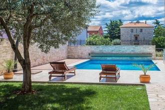 Thumbnail von Luxuriöses Haus mit beheiztem Pool, vier Wohneinheiten und Meerblick
