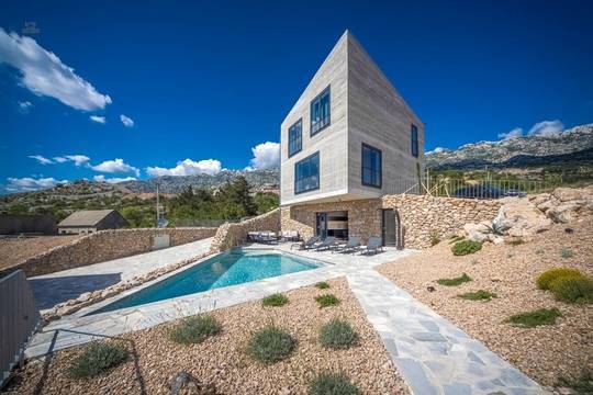 Moderne Villa mit Swimmingpool und Meerblick unterhalb des Velebit