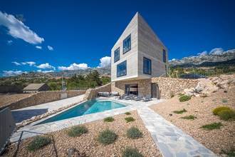 Moderne Villa mit Swimmingpool und Meerblick unterhalb des Velebit