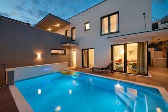 Thumbnail von Moderne Villa mit beheiztem Pool, Wellnessbereich und Meerblick