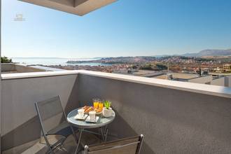 Thumbnail von Moderne Villa mit Innenpool, Wellnessbereich und Meerblick
