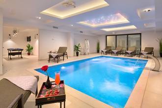 Thumbnail von Moderne Villa mit Innenpool, Wellnessbereich und Meerblick