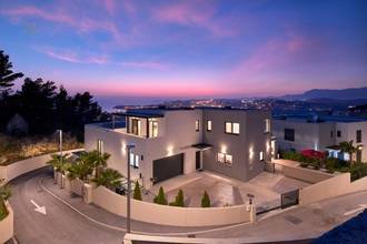 Moderne Villa mit Innenpool, Wellnessbereich und Meerblick