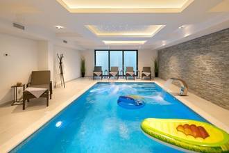 Thumbnail von Moderne Villa mit Innenpool, Wellnessbereich und Meerblick