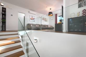 Thumbnail von Moderne Villa mit Innenpool, Wellnessbereich und Meerblick