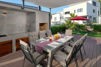 Thumbnail von Moderne Villa mit Innenpool, Wellnessbereich und Meerblick
