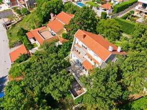 Thumbnail von Haus mit zwei Wohneinheiten, großem Garten und freiem Meerblick