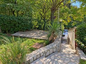 Thumbnail von Haus mit zwei Wohneinheiten, großem Garten und freiem Meerblick