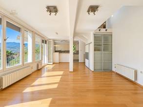 Thumbnail von Haus mit zwei Wohneinheiten, großem Garten und freiem Meerblick