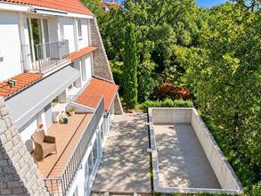 Thumbnail von Haus mit zwei Wohneinheiten, großem Garten und freiem Meerblick
