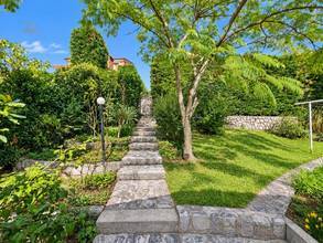 Thumbnail von Haus mit zwei Wohneinheiten, großem Garten und freiem Meerblick