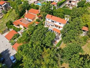 Thumbnail von Haus mit zwei Wohneinheiten, großem Garten und freiem Meerblick