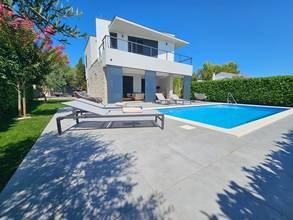 Neubauvilla mit Swimmingpool und Meerblick, 250 Meter zum Strand