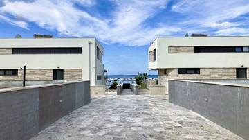 Thumbnail von Moderne Villa mit Swimmingpool in der zweiten Reihe zum Meer