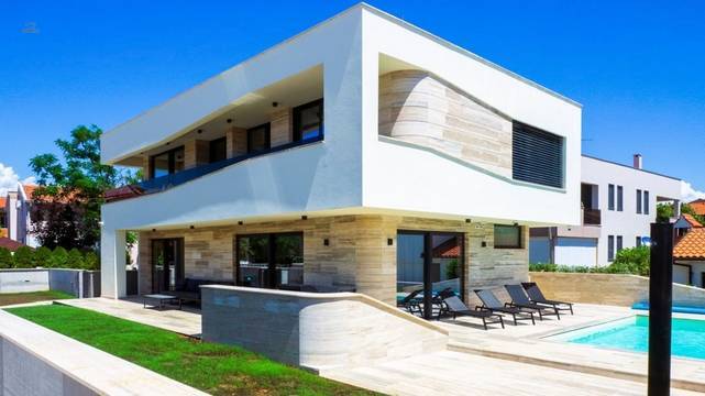 Moderne Villa mit Swimmingpool in der zweiten Reihe zum Meer