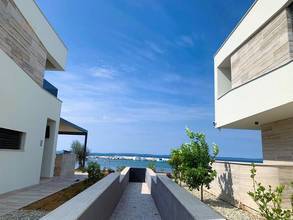 Thumbnail von Moderne Villa mit Swimmingpool in der zweiten Reihe zum Meer