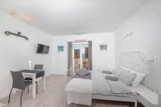 Thumbnail von Modern renoviertes Apartmenthaus mit vier Einheiten und Meerblick