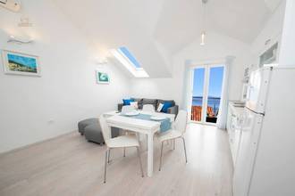 Thumbnail von Modern renoviertes Apartmenthaus mit vier Einheiten und Meerblick
