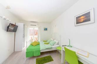 Thumbnail von Modern renoviertes Apartmenthaus mit vier Einheiten und Meerblick