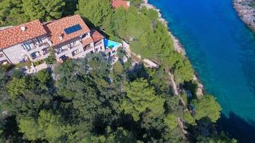 Thumbnail von Steinhaus mit acht Apartments und Pool am Ende einer Bucht