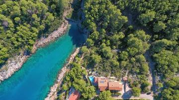 Thumbnail von Steinhaus mit acht Apartments und Pool am Ende einer Bucht