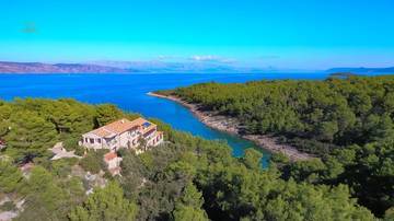 Steinhaus mit acht Apartments und Pool am Ende einer Bucht