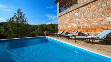 Thumbnail von Steinhaus mit acht Apartments und Pool am Ende einer Bucht