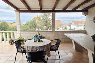 Haus aus Brac-Stein mit drei getrennten Einheiten und Meerblick