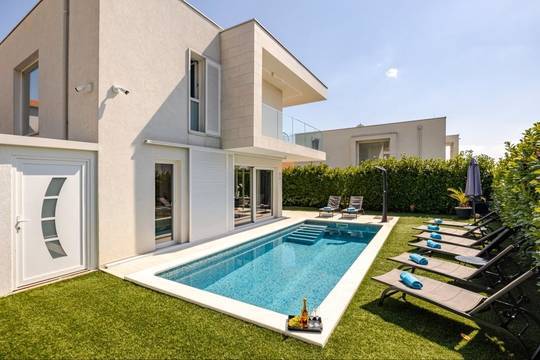 Moderne Villa mit beheiztem Pool, möbliert und bezugsfertig