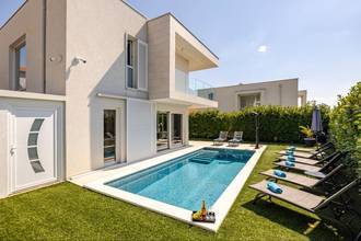 Moderne Villa mit beheiztem Pool, möbliert und bezugsfertig