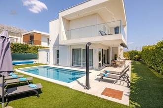 Thumbnail von Moderne Villa mit beheiztem Pool, möbliert und bezugsfertig